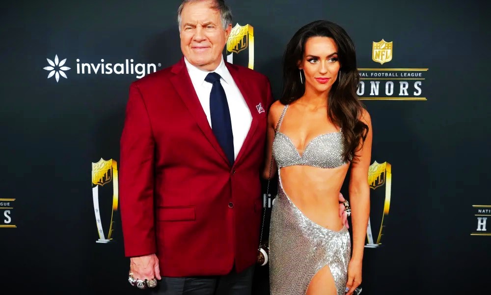 Bill Belichick's girlfriend wears one of his Super Bowl rings at NFL Honors after he fills up his own hand